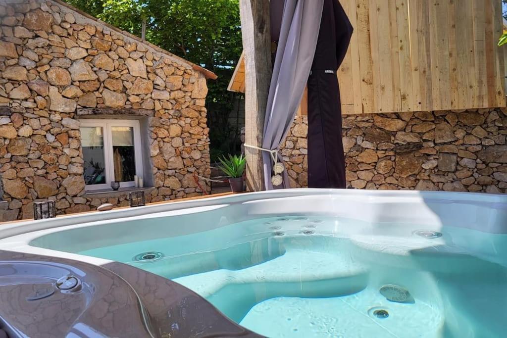 L'Antre Deux Pierres, Romantisme, Jacuzzi Exterieur, Plateau Dinatoire Bouyon Exterior photo